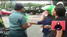 Kejadian ini berawal dari mobil Dinas TNI AL Laut ditabrak pengendara motor di belakangnya.