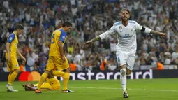 Selebrasi Sergio Ramos setelah mencetak gol ke gawang APOEL Nicosia pada laga grup H Liga Champions di Santiago Bernabeu stadium, Madrid, (13/9/2017). Real Madrid Menang 3-0. (AP/Francisco Seco)