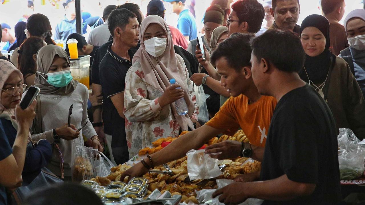 FOTO: Berdesakan Berburu Takjil Di Pasar Benhil