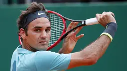 Roger Federer melakukan smash backhand untuk mendapatkan poin kontra Gael Monfils (REUTERS/Eric Gaillard)