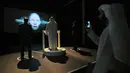 Seorang pria mencoba simulasi di Museum Masa Depan di World Government Summit di Dubai, Uni Emirat Arab (12/2). Museum ini menyediakan laboratorium inovasi dan ruang pamer berbagai bidang. (AP Photo / Kamran Jebreili)