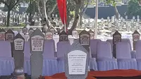 Selain berdekatan dengan sang istri Ainun Habibie yang terletak di sebelah kiri, makam BJ Habibie juga berdekatan dengan Kristiani Herawati Yudhoyono atau Ani Yudhoyono. (Liputan6.com/Fachrur Rozie)