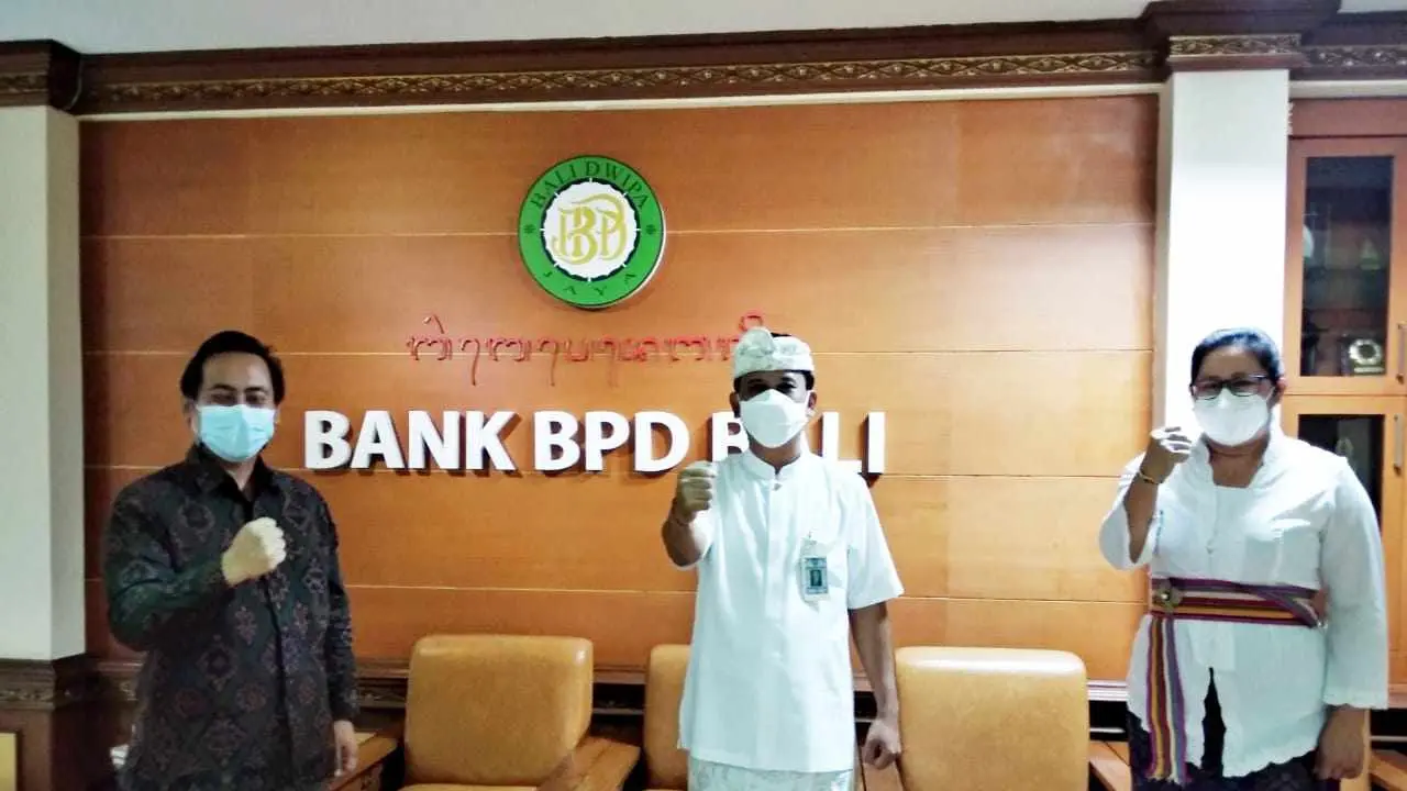 Direktur Utama (Dirut) Bank BPD Bali, I Nyoman Sudharma (tengah) bersama Kepala Pusat Inovasi Primakara I Gede Juliana Eka Putra (kiri) dan Kepala Divisi Kredit Bank BPD Bali I Gusti Ayu Citrawati (kanan)