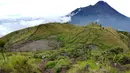 Pemandangan Gunung Merbabu di Selo, Boyolali, Jawa Tengah, Minggu (3/2). Gunung dengan tinggi 3145 mdpl ini dapat ditempuh dengan waktu 7 - 8 jam berjalan kaki. (Merdeka.com/Arie Basuki)