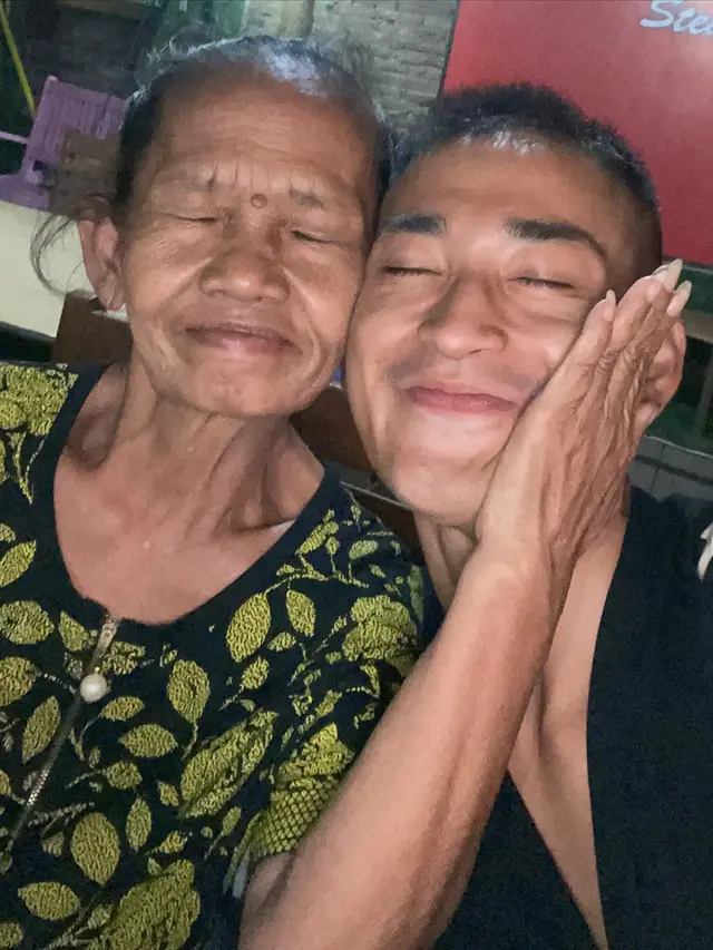 6 Potret Hangat Bio One dan Istri Mendiang Gepeng Srimulat, Bak Anak Kandung