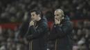Ekspresi pelatih Hul City, Marco Silva kiri) dan asistennya saat menyaksikan permainan timnya melawan Machester United pada laga semifinal leg pertama PIala Liga Inggris di Old Trafford stadium, Manchester, (10/1/2017). MU menang 2-0. (AP/Rui Vieira)