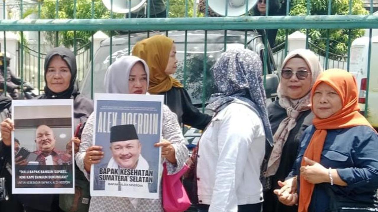 demo emak-emak di sidang dakwaan alex noerdin