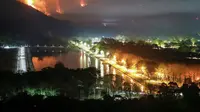 Api dan asap mengepul dari kebakaran hutan di provinsi Nakhon Nayok, 114 kilometer timur laut Bangkok. Thailand, Kamis pada hari Kamis (30/3/2023). (Sumber: AP/Nava Sangthong)