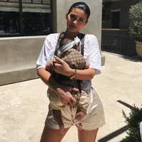 Dalam foto terbaru ini, Kylie Jenner mendekap Stormi dan mereka terlihat sangat menghangatkan hati. (instagram/kyliejenner)