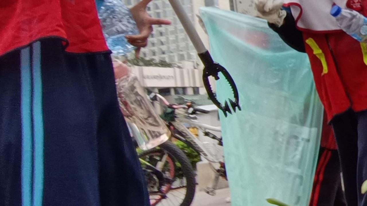 Tak hanya menggunakan tangan, mereka juga memakai alat penyapit sampah saat membersihkan lingkungan di kawasan tersebut. Foto: merdeka.com / Arie Basuki