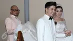 Chelsea Olivia dan Glenn Alinskie saat melakukan pemberkatan pernikahan di Gereja Katedral, Jakarta, Kamis (1/10/2015). Rencananya Chelsea dan Glenn akan melangsungkan resepsi pernikahan pada 3 Oktober 2015 di Hotel Mulia. (Liputan6.com/Herman Zakharia)