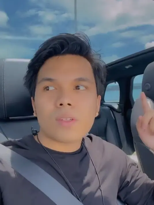 Meski belum banyak mengunggah potret terbarunya, Thariq Halilintar pernah sama sekali tak punya jenggot dan kumis. Penampilannya lebih mirip saat masih muda. (Liputan6.com/IG/@thariqhalilintar).