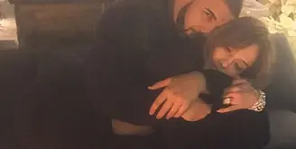 Jennifer Lopez dan Drake menjadi bahan pembicaran karena unggahan foto mesra di Instagramnya. Ramai dibicarakan, keduanya melanjutkannya dengan mengunggah foto bersama kembali. (Instagram/jlo)