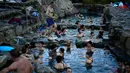 Orang-orang menikmati pemandian air panas alami Sungai Cidaco dengan suhu 52 Celcius saat pagi musim dingin di desa kecil Arnedillo, Spanyol utara, 29 Desember 2018. (AP Photo/Alvaro Barrientos)