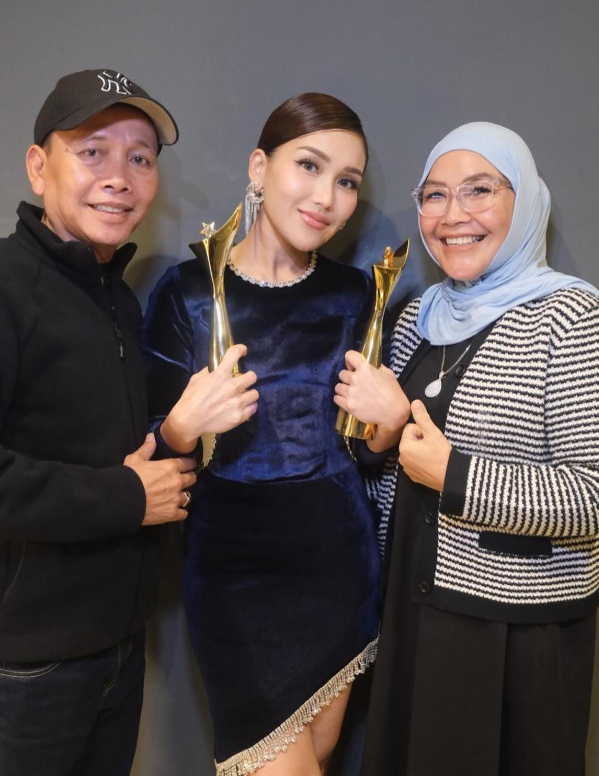 Berangkat Umrah, Ayah Ojak dan Umi Kalsum Pastikan Akan Berdoa di Tanah Suci Agar Ayu Ting Ting Dapat Jodoh