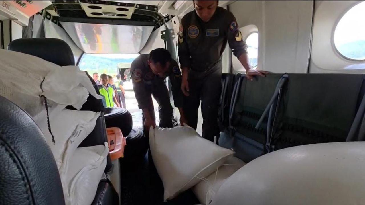 Kebut Distribusi Logistik, TNI AL Salurkan Bantuan Beras Lewat Udara untuk Korban Bencana di Gayo Lues