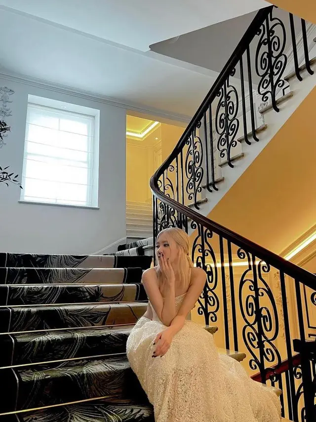 9 Gaya Elegan Rose BLACKPINK Pakai Gaun Cut Out Putih Saat Hadiri Acara Tiffany & Co, Akrab dengan Florence Pugh dan Gal Gadot