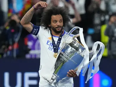 Real Madrid berhasil meraih gelar Liga Champions untuk yang ke-14 kalinya sepanjang sejarah usai menyingkirkan Liverpool 1-0 di laga final. Keberhasilan Los Blancos tak lepas dari peran 5 amunisi asal Brasil dalam skuat mereka. Berikut peran kelima pemain tersebut. (AP/Petr David Josek)