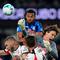 Kiper Atalanta, Marco Carnesecchi, meninju bola dalam pertandingan Serie A&nbsp;melawan AC Milan di Bergamo, Italia, Rabu, 29 Oktober 2025. (Spada/LaPresse via AP)