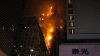 Kebakaran melanda lokasi konstruksi di Hong Kong, Jumat (3/3/2023). Hingga kini penyebab kebakaran di gedung yang masih dalam proses pembangunan itu masih belum diketahui. (AP Photo/Louise Delmotte)
