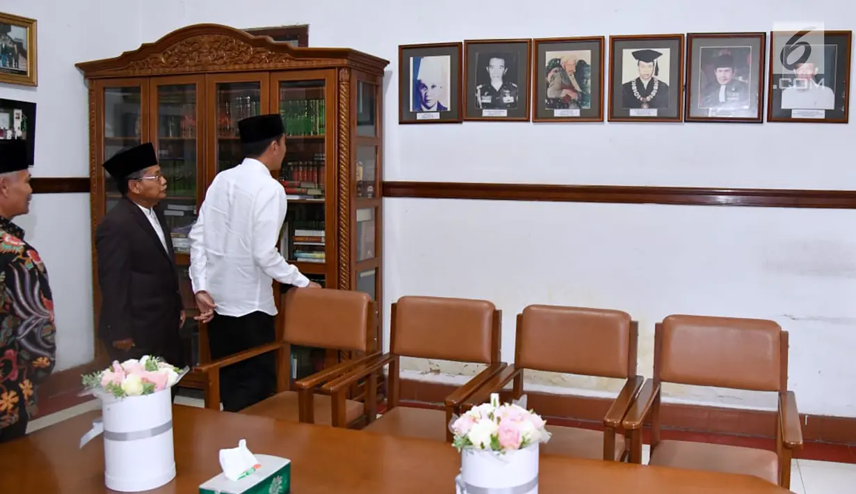 Presiden Jokowi melihat-lihat foto Ketua MUI Jabar dari masa ke masa di Kantor MUI Jawa Barat, Selasa (17/4). Pada 3 April 2018, Ketua MUI Jabar bersama sejumlah ulama bersilaturahmi dengan Presiden di Istana Negara. (Liputan6/Pool/Biro Pers Setpres)