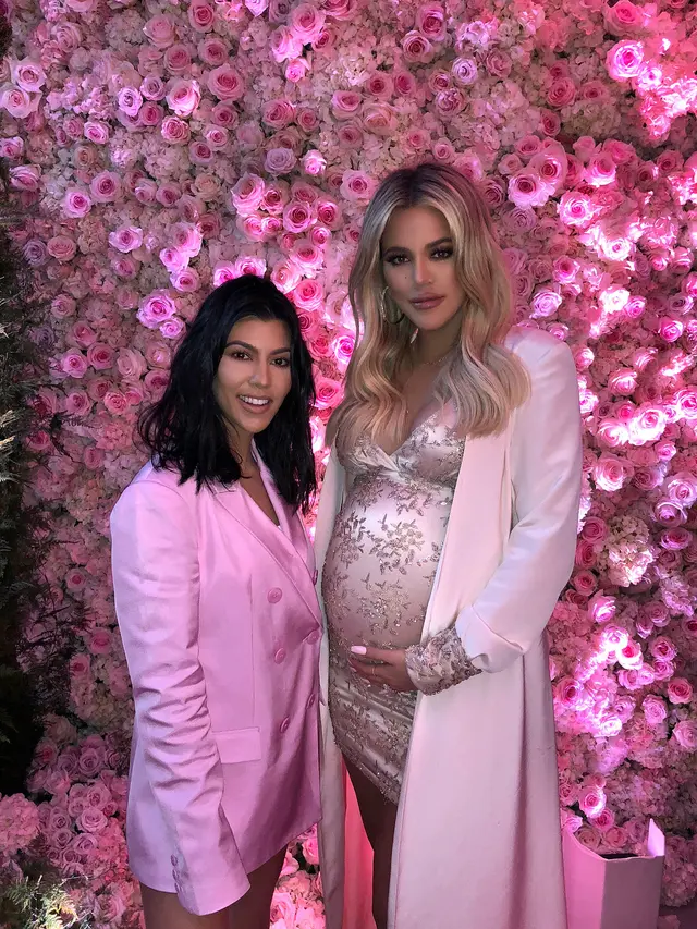 [Bintang] Khloe Kardashian - Kourtney Kardashian