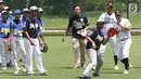 Peserta Asia Baseball Clinic mempraktikkan materi yang diberikan Shuhei Fukuda di Lapangan Baseball GBK, Jakarta, Rabu (19/12). Program ini digelar untuk kedua kalinya dan dikuti 100 atlet Indonesia dari beragam usia. (Liputan6.com/Helmi Fithriansyah)