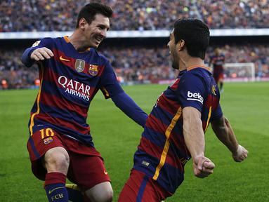 Striker Barcelona, Luis Suarez, bersama Lionel Messi, merayakan gol kemenangan atas Atletico Madrid pada laga La Liga di Stadion Camp Nou, Spanyol, Sabtu (30/1/2016). Barcelona berhasil menang 2-1. (Reuters/Albert Gea)