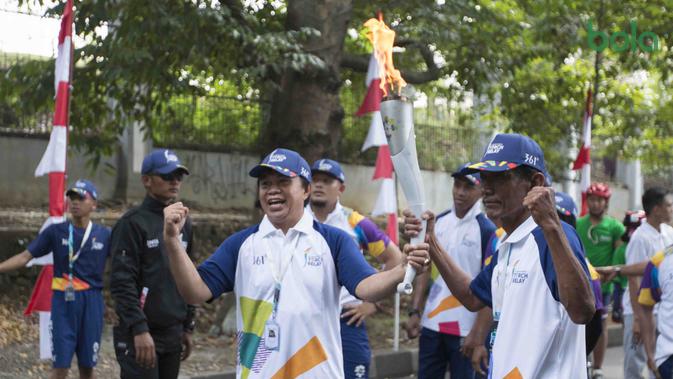Legenda tinju Indonesia, Ellyas Pical bersama Sutiyono pada Torch Relay Asian Games 2018 di Kota Bogor, Jawa Barat, Selasa (14/8/2018). (Bola.com/Reza Bachtiar)