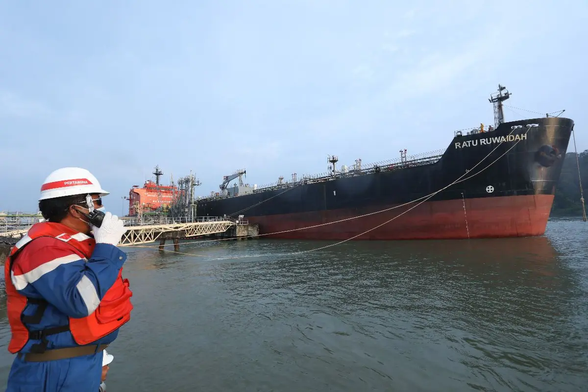 Pertamina Refinery Unit (RU) IV Cilacap sukses melakukan pengiriman perdana produk Pertalite melalui jalur laut, Senin (5/4/2021). (Dok Pertamina)