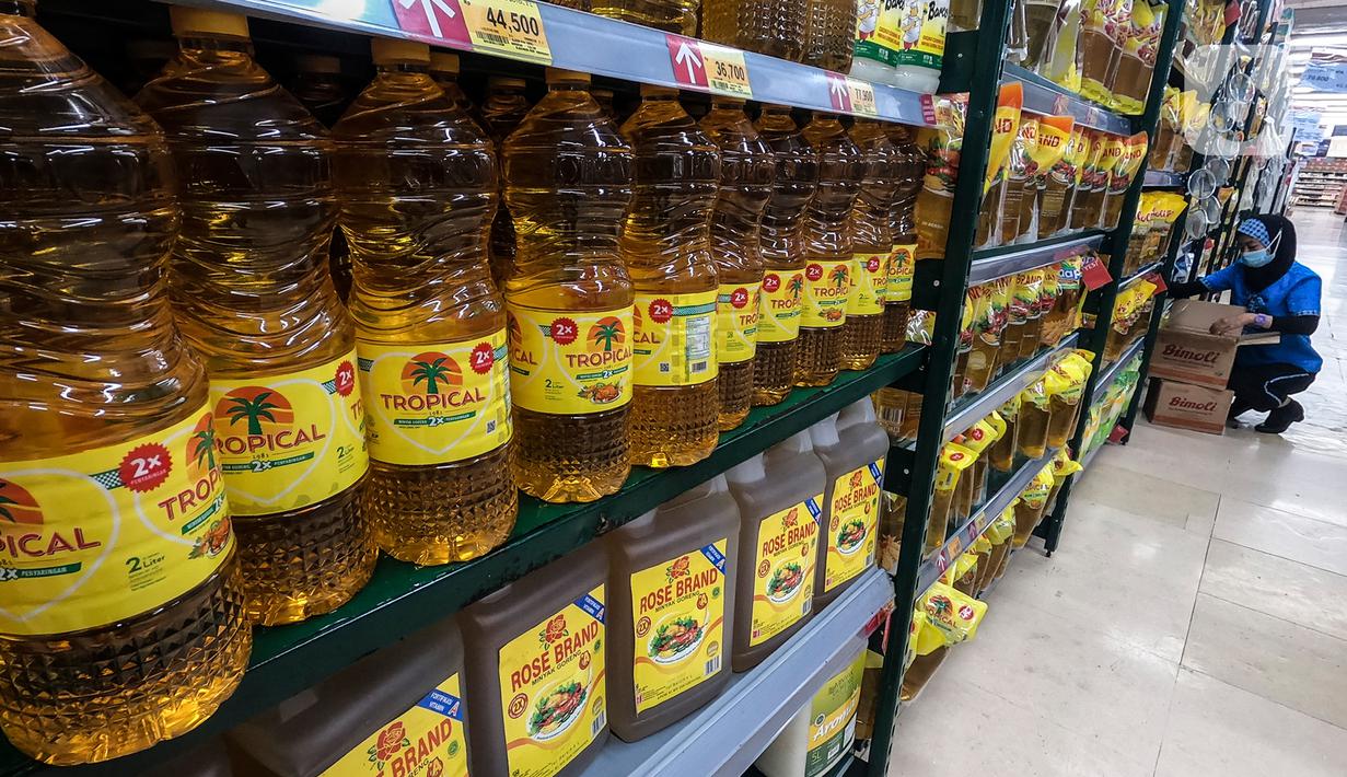 Petugas menata minyak goreng di rak sebuah supermarket kawasan Jakarta, Jumat (25/3/2022). Sempat mengalami kekosongan stok, saat ini minyak goreng sudah kembali normal di supermaket dengan harga 2 liter mulai dari Rp 36 ribu - Rp45 ribu tergantung merek. (Liputan6.com/Johan Tallo)