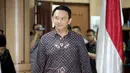 Terdakwa kasus dugaan penistaan agama Basuki Tjahaja Purnama (Ahok) berjalan menuju kursi terdakwa untuk menjalani sidang lanjutan di PN Jakarta Utara, Selasa (26/12). Sidang ini beragenda putusan sela dari majelis hakim (Liputan6.com/Bagus Indahono/Pool)