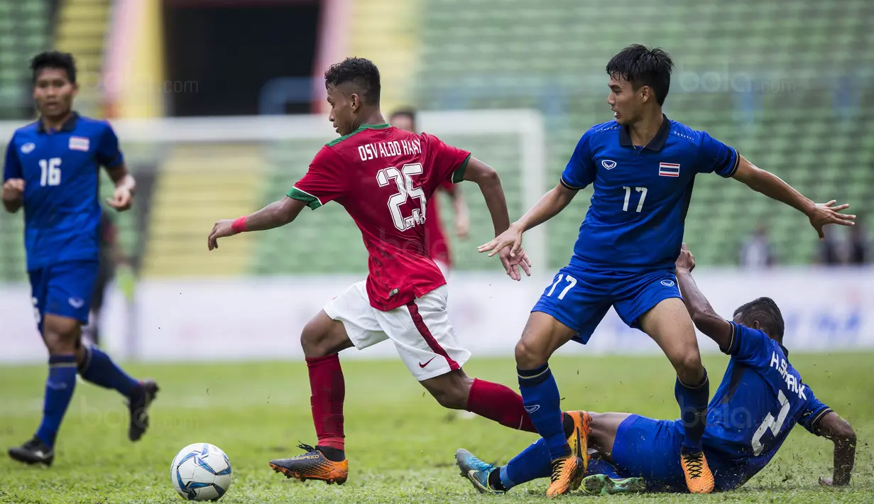 Gelandang Timnas Indonesia, Osvaldo Haay, melewati kepungan pemain Thailand pada laga SEA Games di Stadion Shah Alam, Selangor, Selasa (15/8/2017). Kedua negara bermain imbang 1-1. (Bola.com/Vitalis Yogi Trisna)