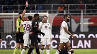 Wasit menunjukkan kartu merah kepada pemain Torino Koffi Djidji saat bertanding melawan AC Milan mpada babak 16 besar Coppa Italia di Stadion San Siro di Milan, Italia, Kamis (12/1/2023). Torino menang tipis atas AC Milan dengan skor 1-0 berkat gol Michel Adopo di perpanjangan waktu. (Marco Alpozzi/LaPresse via AP)