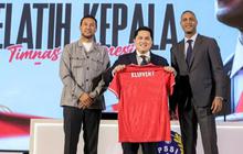 Senyum Semringah Erick Thohir Diapit Dua Legenda Timnas Belanda