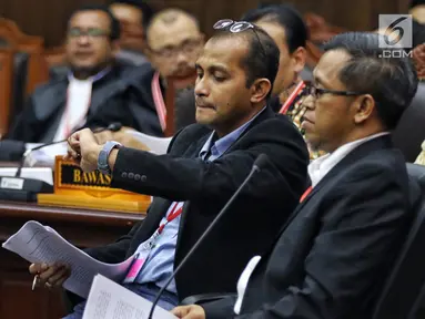 Ahli dari TKN Dokter Heru Widodo (kanan) dan Prof Edward Omar Syarief Hiariej (kiri) saat bersaksi selama sidang lanjutan sengketa Pilpres 2019 di Gedung Mahkamah Konstitusi (MK), Jakarta, Jumat (21/6/2019). (Liputan6.com/Johan Tallo)