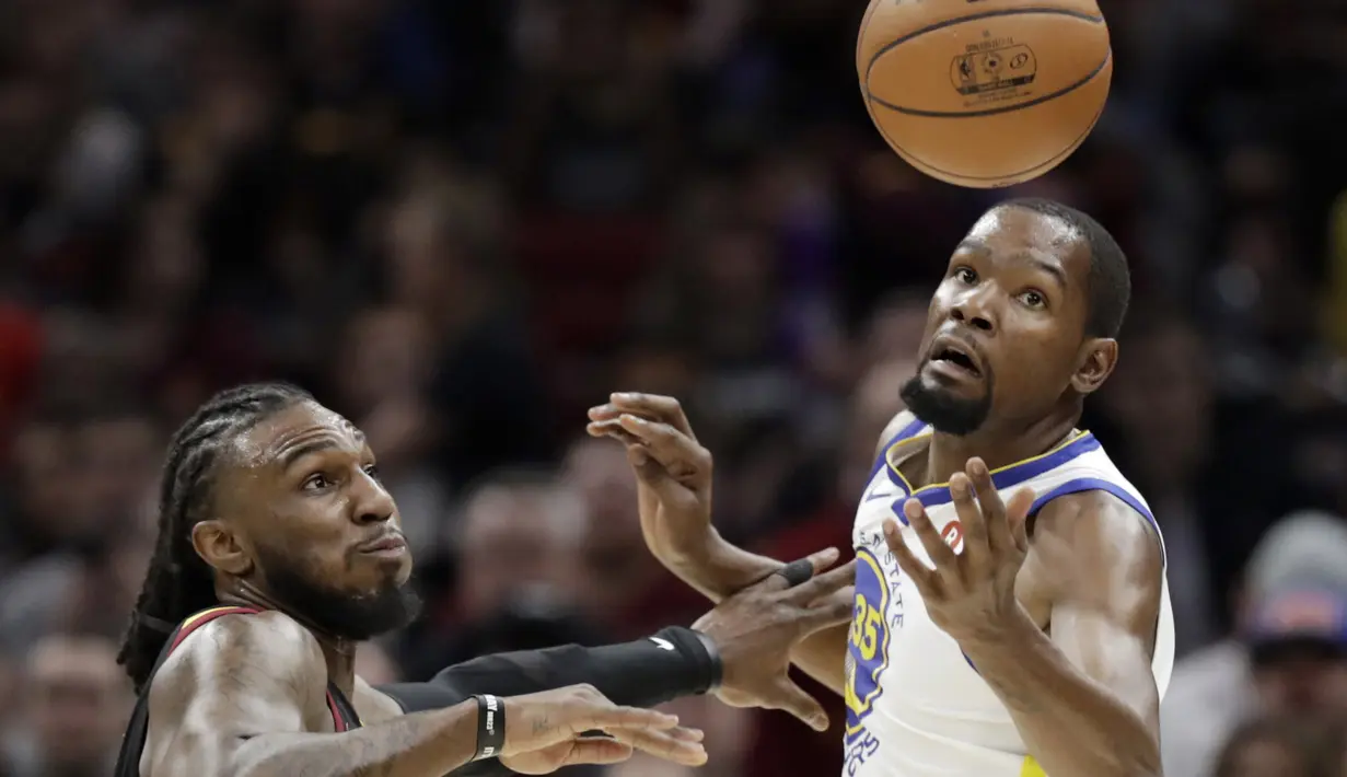 Pemain Cleveland Cavaliers, Jae Crowder (kiri) saat berebut bola dengan pemain Warriors, Kevin Durant pada lanjutan NBA basketball game di Quicken Loans Arena, Cleveland, (15/1/2018). Warriors menang 118-108. (AP/Tony Dejak)