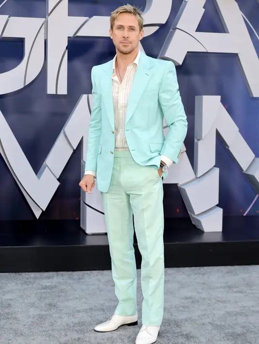 <p>Aktor Ryan Gosling menghadiri pemutaran perdana film The Grey Man di TCL Chinese Theatre, Los Angeles, California, Amerika Serikat, 13 Juli 2022. Aktor asal Kanada ini menyelipkan kakinya ke dalam sepasang sepatu kulit putih. (Amy Sussman/Getty Images/AFP)</p>