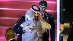 Perdana Menteri India, Narendra Modi menyambut kedatangan Putra Mahkota Arab Saudi Pangeran Mohammed bin Salman di bandara New Delhi, Selasa (19/2). PM Modi menyambut langsung di bandara dan memeluk hangat Putra Mahkota Saudi. (AP/Manish Swarup)