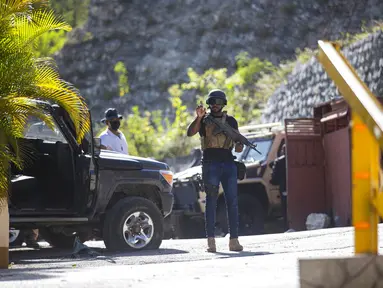 Penjaga kepresidenan berpatroli di pintu masuk kediaman mendiang Presiden Haiti Jovenel Moise di Port-au-Prince, Haiti, Rabu (7/7/2021).  Jovenel Moise dibunuh dalam aksi penyerangan di kediaman pribadinya pada Rabu (7/7/2021). (AP Photo/Joseph Odelyn)