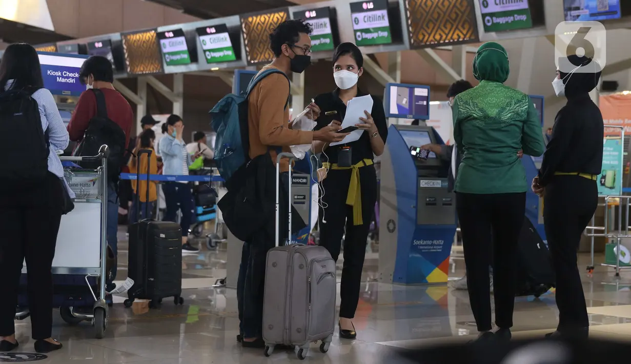 Penumpang melakukan "check-in" di Terminal 3 Bandara Internasional Soekarno Hatta, Banten, Selasa (1/3/2022). Mulai hari ini pemerintah memberlakukan aturan karantina selama tiga hari bagi Pelaku Perjalanan Luar Negeri (PPLN) yang sudah vaksinasi lengkap dan booster. (Liputan6.com/Angga Yuniar)