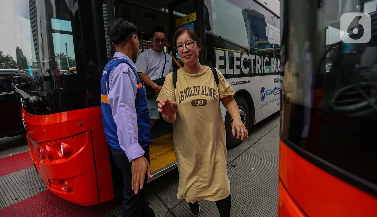 Warga turun dari bus Transjakarta akibat terjebak kemacetan panjang imbas aksi May Day atau Hari Buruh Internasional di kawasan Bundaran HI, Jakarta, Rabu (1/5/2024). (Liputan6.com/Angga Yuniar)