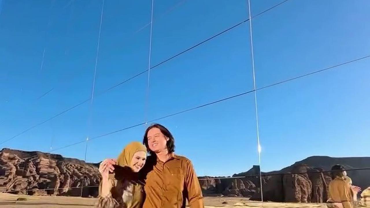 7 Potret Cut Meyriska dan Roger Danuarta di Al Ula, Tampil Serasi bak Prewedding