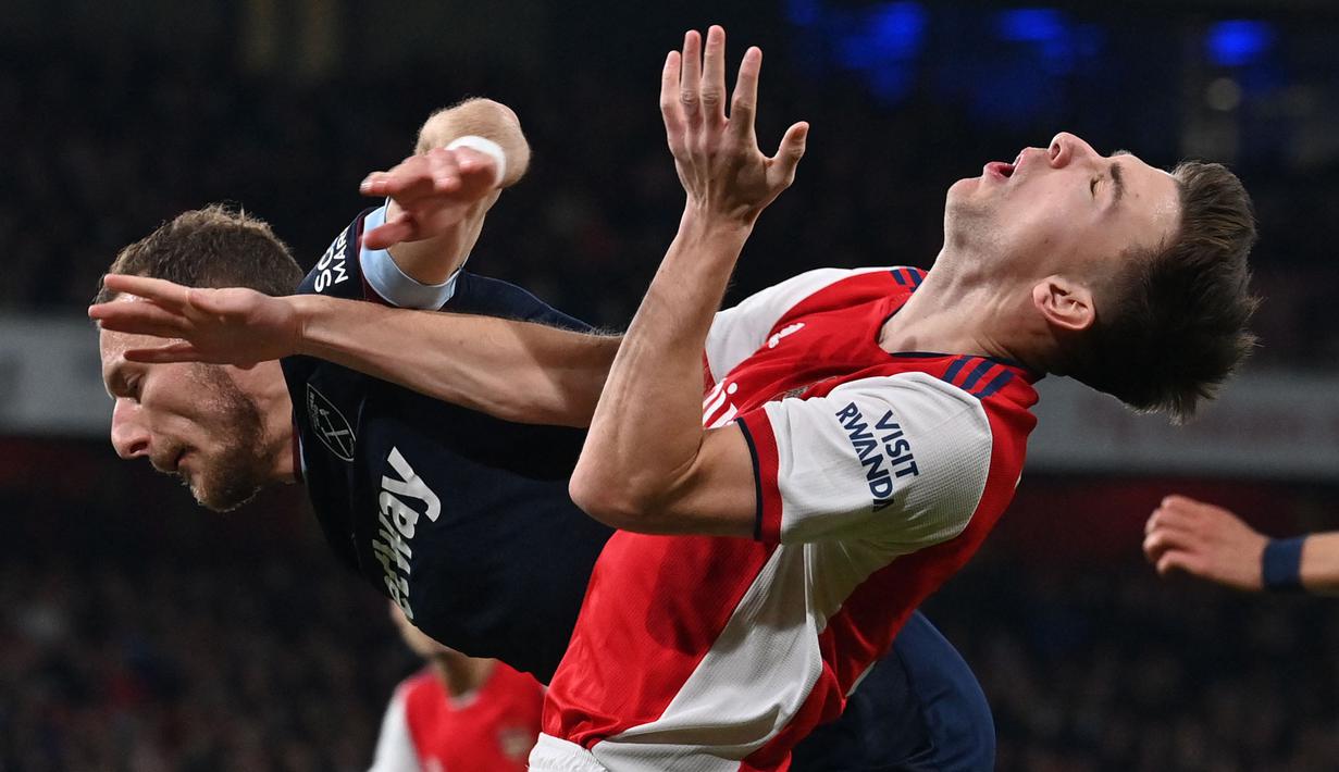 Meski tak kebobolan, situasi West Ham bertambah rumit usai Vladimir Coufal (kiri) diganjar kartu kuning kedua. The Hammers harus bertanding dengan 10 pemain di sisa pertandingan. (AFP/Ben Stansall)