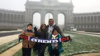 Cristian Gonzales dan keluarga saat berlibur di Brussel, Belgia, belum lama ini. (Bola.com/Istimewa/Iwan Setiawan)