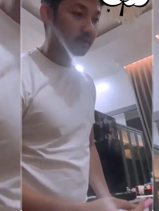 Tidak lama setelah cerai dengan Dewi Perssik, Angga Wijaya memutuskan menikah lagi dengan Nurul Kumaira. Angga begitu bahagia dengan keluarga barunya. Momen Angga saat mendapat kejutan dari sang istri. [Instagram/anggawijaya88]