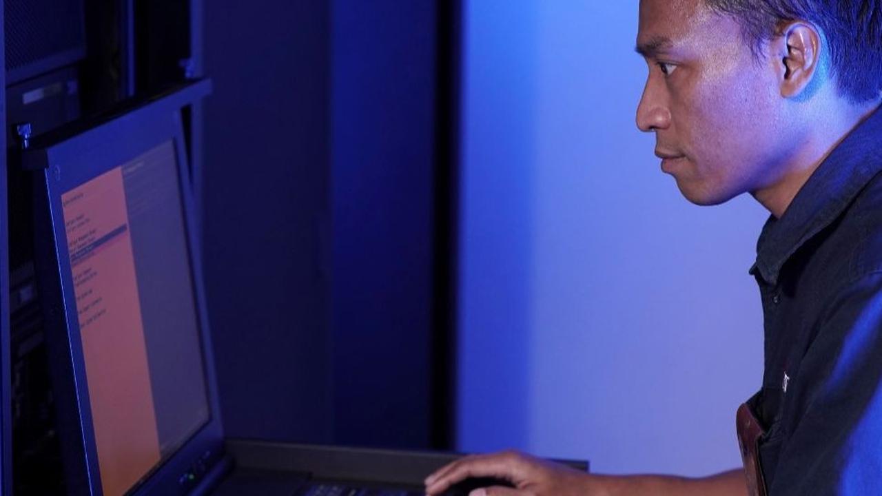 Hal ini karena teknologi cloud memiliki keunggulan dalam pemrosesan dan penyimpanan data, serta menjadi fondasi dasar agar pemanfaatan data analytics dan AI (artificial intelligence) dapat digunakan dalam Perusahaan. <br>