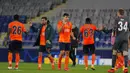 Para pemain Istanbul Basaksehir saling bersorak usai menghadapi Manchester United pada pertandingan pada pertandingan Grup H Liga Champions di Stadion Fatih Terim, Istanbul, Turki, Rabu (4/11/2020). Istanbul Basaksehir menang 2-1. (AP Photo)