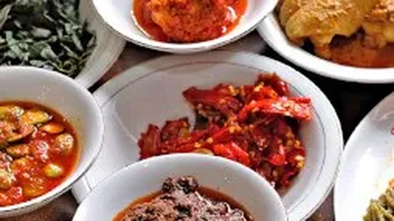 Hingga berjalannya waktu, nasi padang pun dapat dinikmati oleh kaum pribumi. Para penjual nasi padang umumnya membungkus nasi dengan beragam sayur dan lauknya.