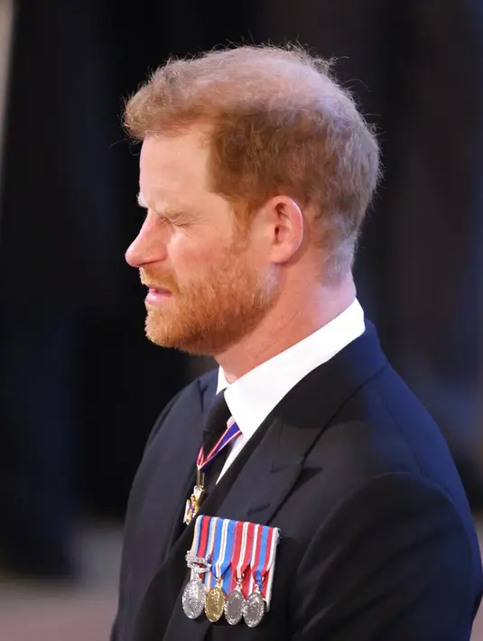 Pangeran Harry dalam prosesi persemayaman Ratu Elizabeth II di Westminster Hall, 14 September 2022. (Foto: Darren Fletcher/Pool Photo via AP)